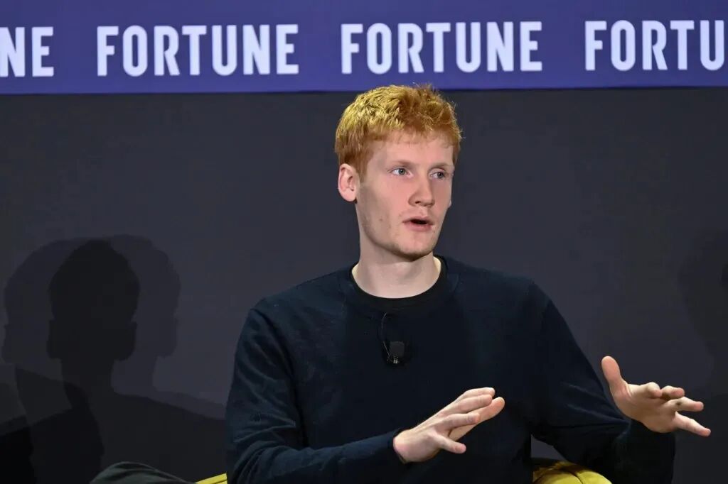 340b5219j00t7x91r0017d000sg00iym Cursor CEO:过度依赖 vibe coding 迟早会出事