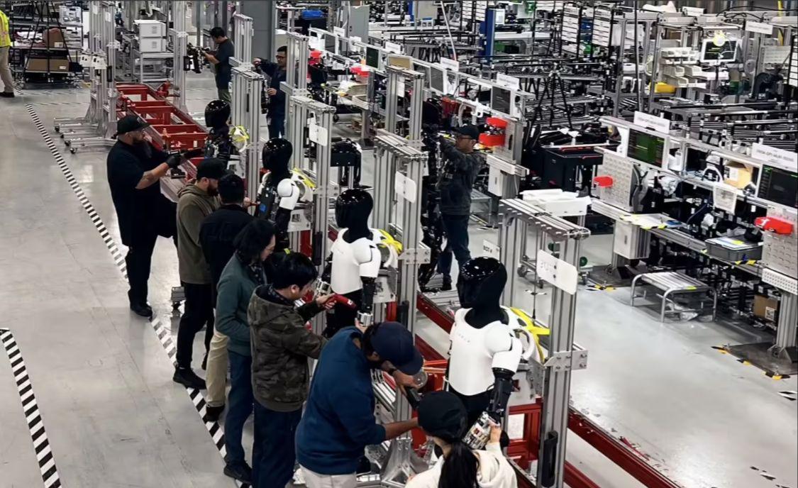 特斯拉 Optimus 人形机器人试生产线亮相，马斯克称年底数千台将入驻工厂 - 兰州联臻能源网