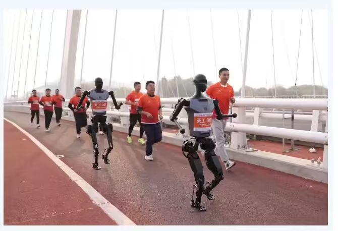 “天工”人形机器人亮相北京亦庄半马赛事，支持纯电驱拟人奔跑 - 兰州联臻能源网