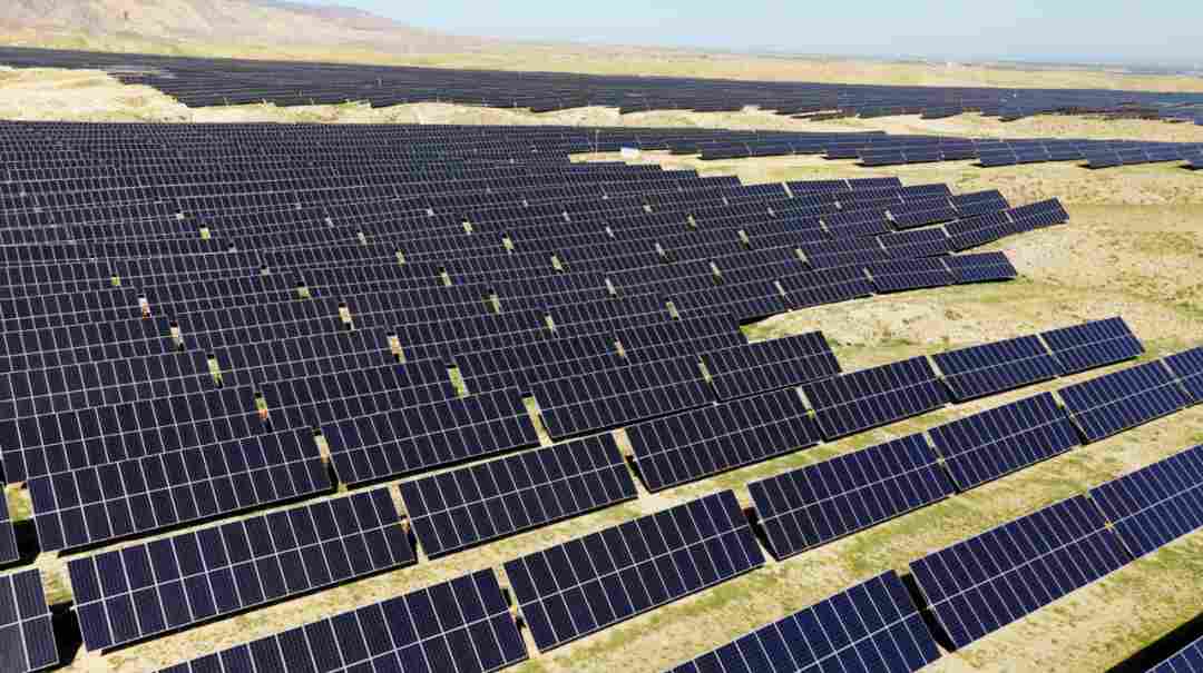 「绿能视界」在荒漠里建光伏电站 最难的是什么？ - 兰州联臻能源网