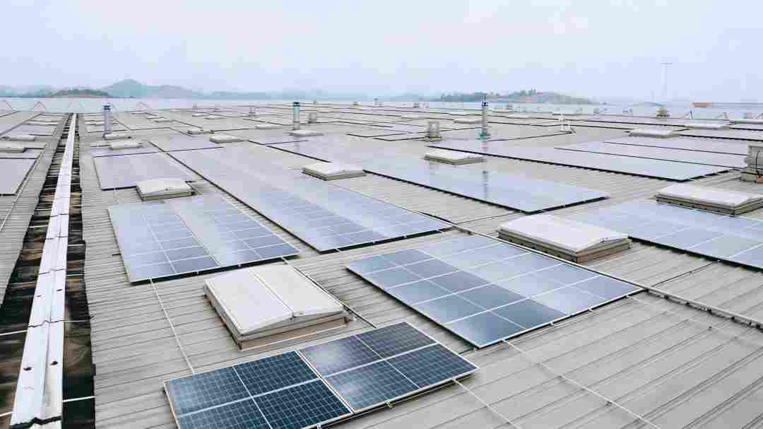 彩钢瓦屋顶光伏安装方案解析，助力大型工厂绿色转型 - 兰州联臻能源网