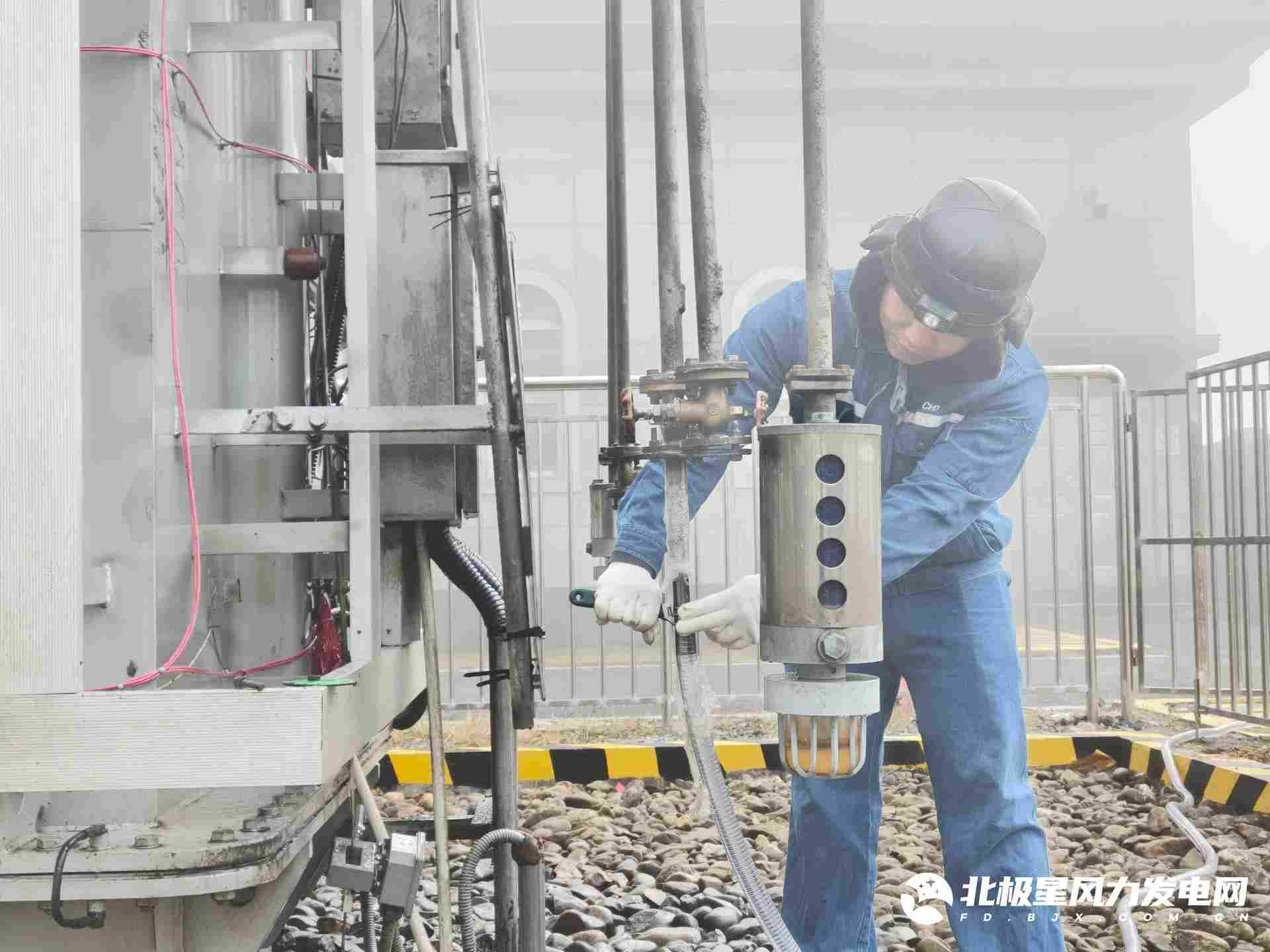 3 员工在进行主变压器绝缘油脂加注（摄影 周凯）.jpg