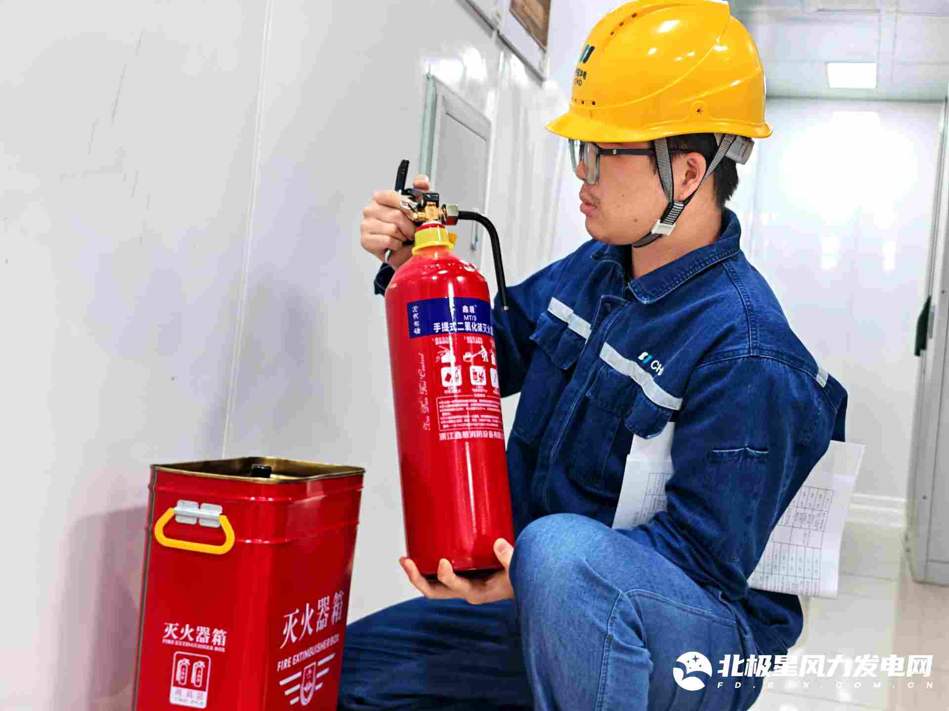 2 员工对消防设备进行检查（摄影：李燚彬）.jpg